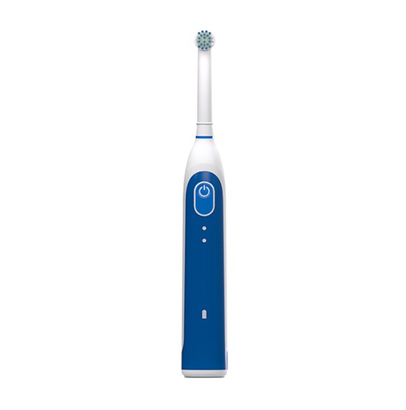 ¿Cómo uso un cepillo de dientes eléctrico recargable oscilante para cepillarme los dientes?