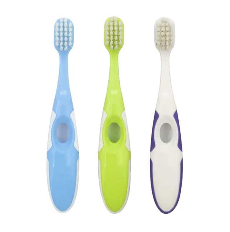 Cepillo de dientes para bebés: elección de cerdas, tamaño de cabeza y mango seguros para bebés